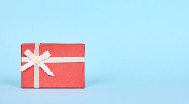 Red gift box with ribbon. - Фото, изображение