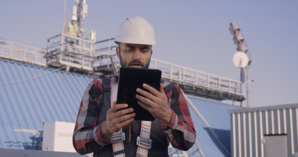 Ingénieurs utilisant une tablette sur une tour cellulaire - Photo, image