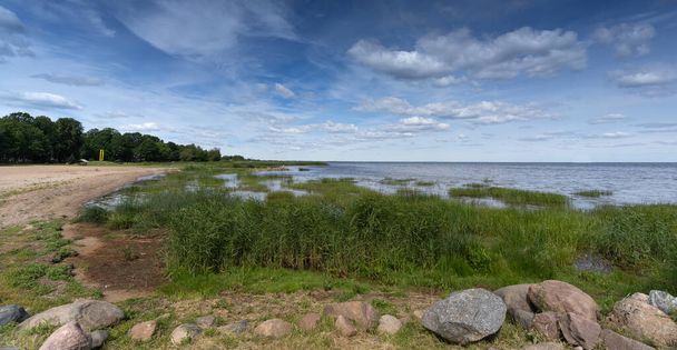 Das Ufer des Peipussees, des größten grenzüberschreitenden Sees Europas, der an der Grenze zwischen Estland und Russland liegt. - Foto, Bild