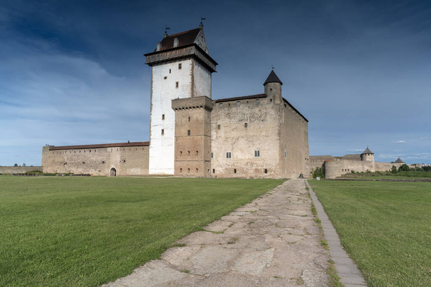Narva, no rio Narva, no extremo leste da Estônia, na fronteira russa. O Castelo de Narva se estende sobre o lado estoniano, enquanto a Fortaleza de Ivangorod se estende através da margem russa. - Foto, Imagem