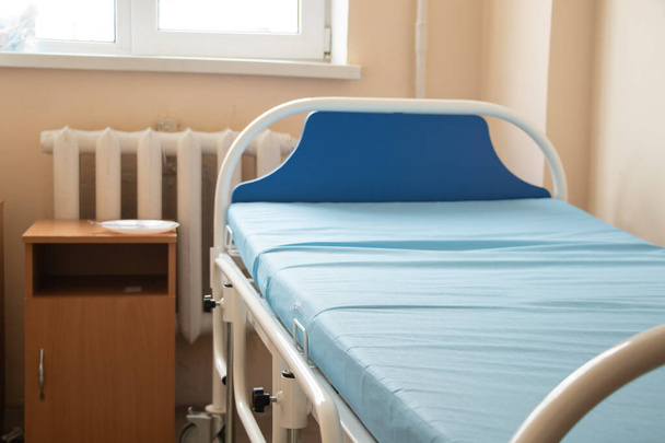 gauč v nemocničním oddělení bez lidí na Ukrajině ve městě Dnipro ve státní nemocnici během karanténního období 2020, nemocnice na Ukrajině - Fotografie, Obrázek