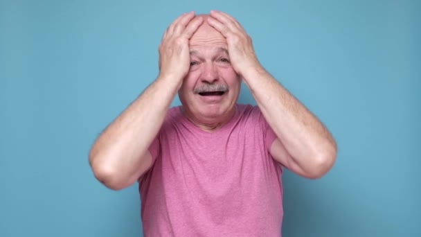 Senior hispánec muž v šoku při pohledu na kameru se zoufalým obličejem emoce. - Záběry, video