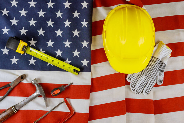 Isänmaallinen Amerikan lippu tähdet ja raidat työpäivän eri työkaluja mittanauha Yhdysvaltain lipun taustalla - Valokuva, kuva