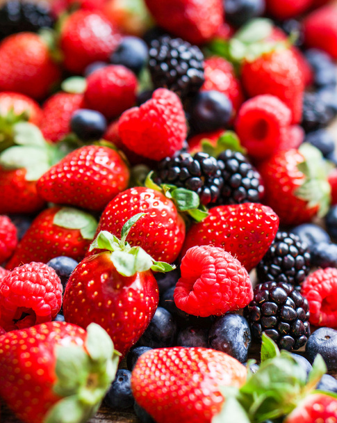 Gros plan de baies fraîches (framboises, fraises, bleuets, mûres
) - Photo, image