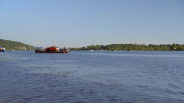 Egy hajó teherautót szállít a folyó túloldalára. Folyólátás. - Felvétel, videó