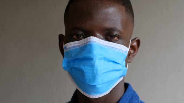 young African man wearing surgical mask - Filmagem, Vídeo