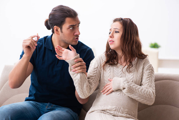 Uomo e donna incinta nel concetto di antifumo
 - Foto, immagini
