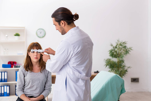 Mladá žena navštíví mužského lékaře očního lékaře - Fotografie, Obrázek