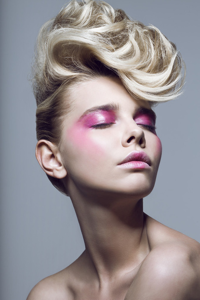 Woman with hairstyle and makeup - Foto, Imagem