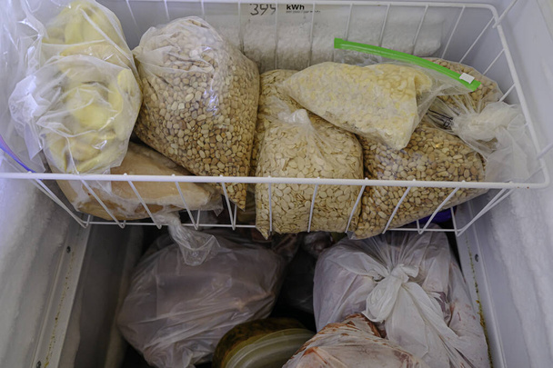 Alimentos nigerianos africanos almacenados en el refrigerador congelador - Foto, imagen
