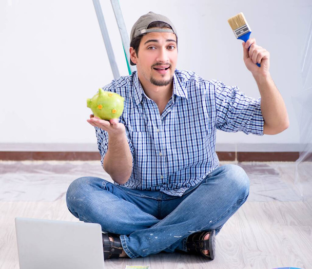 Молодой художник делает ремонт дома - Фото, изображение