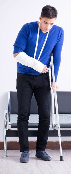 Hombre desesperado esperando su cita en el hospital con la fractura - Foto, Imagen