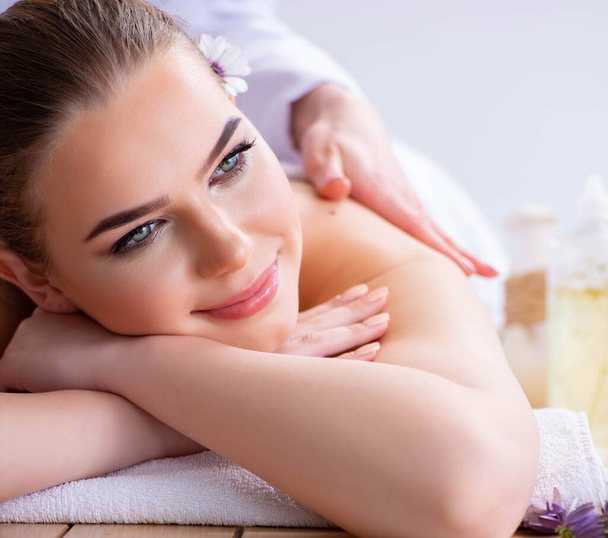 Женщина во время массажа в спа - Фото, изображение