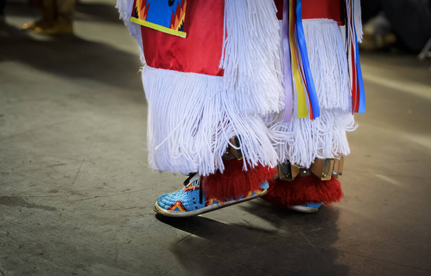 サンフランシスコ、米国- 2020年2月8日:手作りビーズの革のモカシンのネイティブアメリカインディアンダンサーは、パワーワウでジングルベルで飾られています - 写真・画像