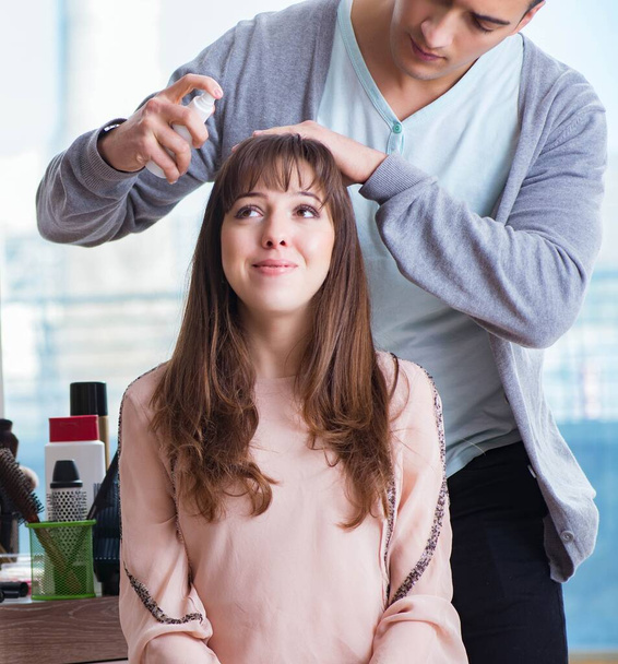 man stylist werken met vrouw in schoonheid salon - Foto, afbeelding