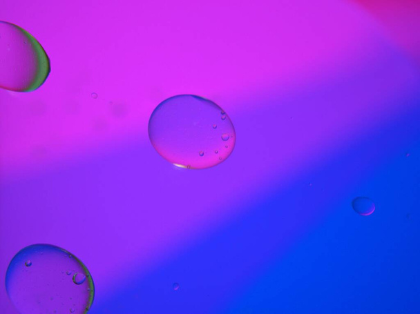 Gros plan belles bulles d'huile abstraites colorées avec une couleur douce et un fond brillant, macro image, gouttelettes d'eau floues, papier peint abstrait lumineux, couleur pastel - Photo, image