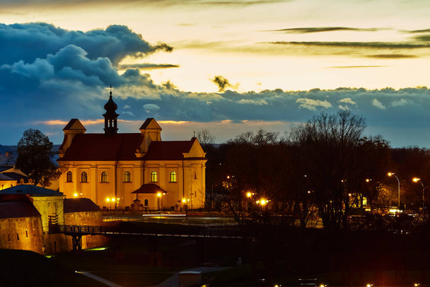 Zamoscin kirkko Katariina - barokkikirkko Zamoscin vanhassakaupungissa Puolassa, pystytetty 1600-luvun jälkipuoliskolla. Pyhän Katarzynan uskonpuhdistuksen jälkeinen kirkko sijaitsee Vanhankaupungin pohjoisosassa. - Valokuva, kuva