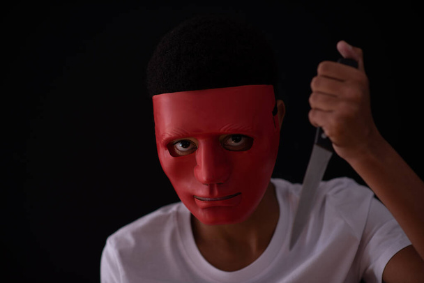 Lichtgevende persoon met een masker met mes in de hand - Foto, afbeelding
