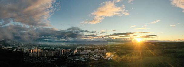 Russland, Fernost, Kamtschatka, das Stadtpanorama Petropawlowsk-Kamtschatskij. Draufsicht aus der Drohnen-Kamera. Sonnenuntergang. - Foto, Bild