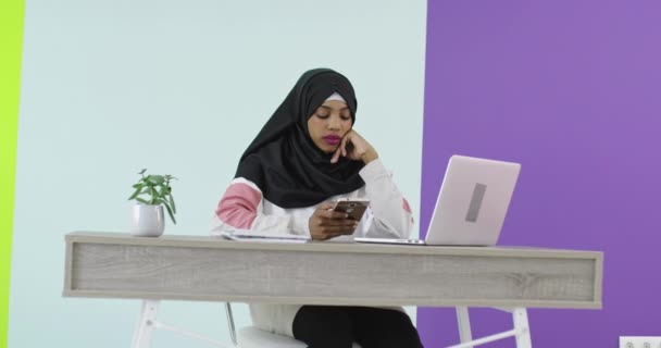 Young Muslim woman working at computer  - Metraje, vídeo