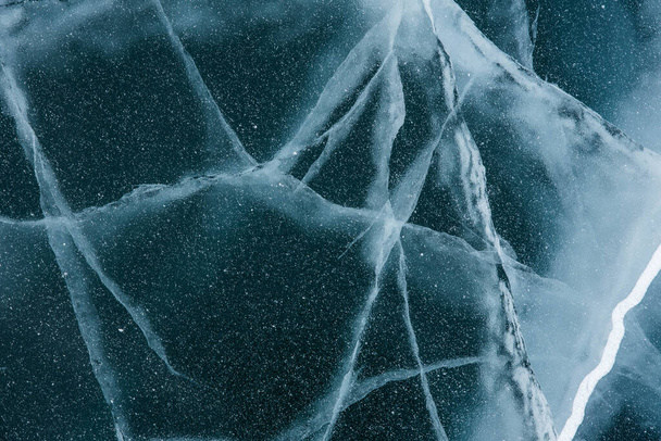 IJsstructuur close-up. Bevroren Baikal meer in Siberië. Prachtig gebarsten ijs met lucht en methaan belletjes.  - Foto, afbeelding