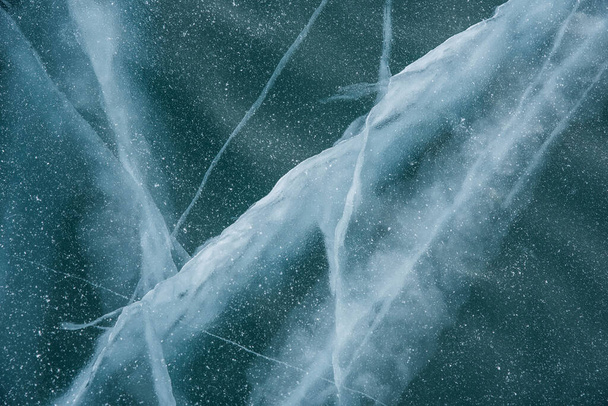 Struktura ledu zblízka. Zmrazené Bajkalské jezero na Sibiři. Krásný popraskaný led se vzduchem a metan bubliny.  - Fotografie, Obrázek