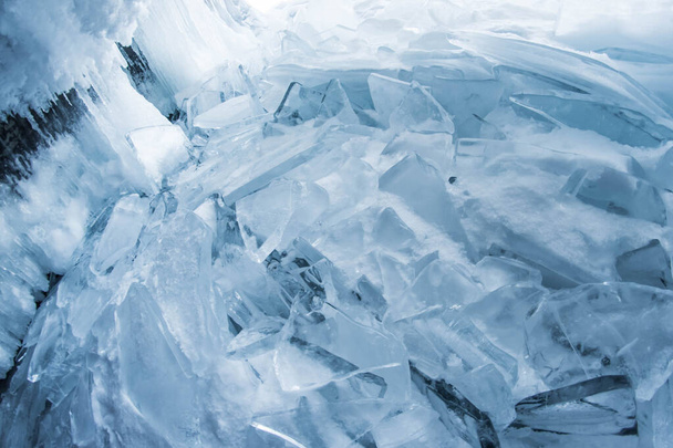 Zbliżenie tekstury lodu. Zamarznięte jezioro Baikal na Syberii. Piękny pęknięty lód z pęcherzykami powietrza i metanu.  - Zdjęcie, obraz