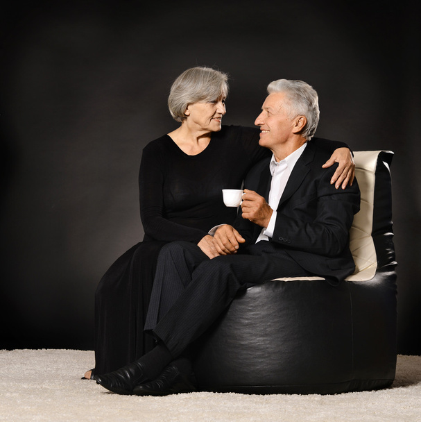 先輩夫婦がお茶を飲む - 写真・画像