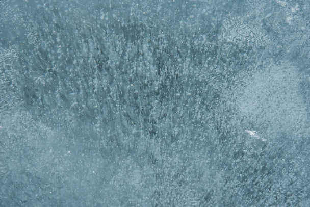 Textura de gelo close-up. Lago Baikal congelado na Sibéria. Belo gelo rachado com bolhas de ar e metano
.  - Foto, Imagem