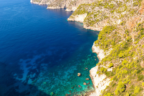 Krásné pobřeží s křišťálovou vodou v Porto Schize na ostrově Zakynthos. Řecko. - Fotografie, Obrázek