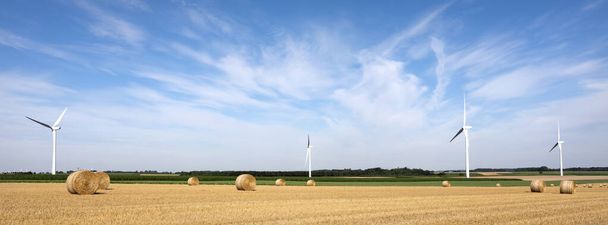 pole a větrná turbína na severu Francie pod modrou oblohou - Fotografie, Obrázek