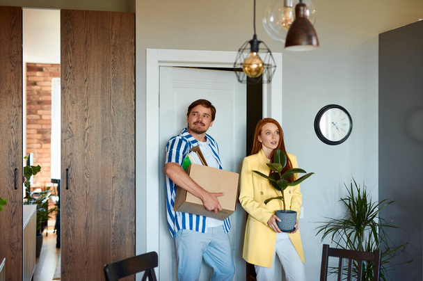 married couple enjoy and celebrating moving to new home - Foto, afbeelding