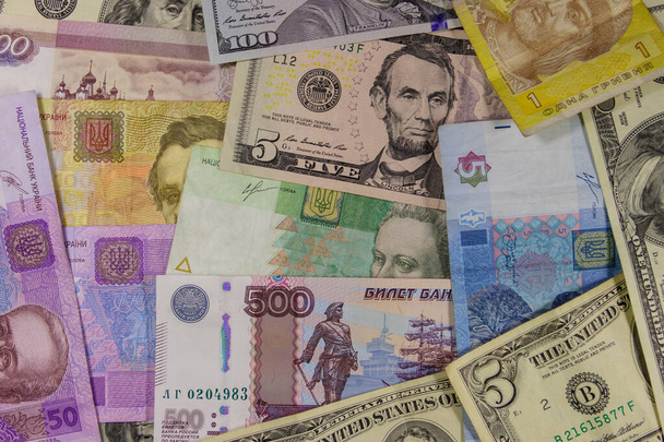 Multicurrency tausta meille dollareita, Venäjän ruplaa ja Ukrainan hryvniat - Valokuva, kuva