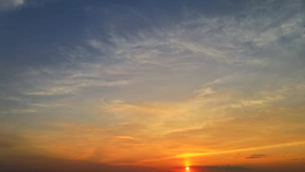 Niebo niebieskie pomarańczowe światło słońca przez chmury na niebie - Materiał filmowy, wideo