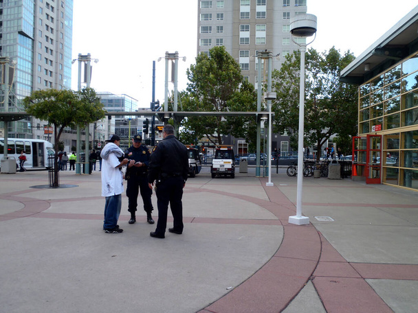 San Francisco - July 29, 2010: Two SFPD Police officers take down notes from man outside CalTrain Station. - Fotografie, Obrázek