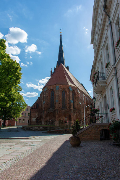 Bad Freienwalde 'deki ortaçağ kilisesi St. Nicholas, doğudan manzara. - Fotoğraf, Görsel