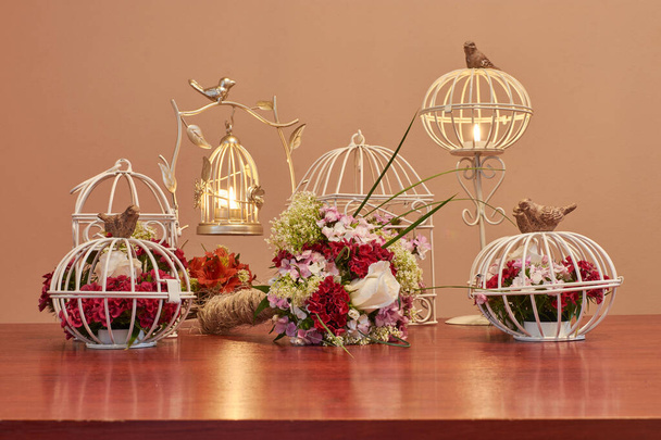 Blumenstrauß, Vogelkäfig Blumenschmuck und Hochzeitsdekoration mit brennender Kerze - Foto, Bild