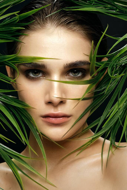 clair peau nu épaules style de vie jungle lumineux maquillage vert feuilles  - Photo, image