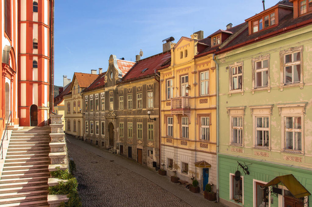 Panoramiczny widok na słynne czeskie średniowieczne miasteczko Loket z kolorowymi domami i brukową ulicą. Podróże i architektura tła.Piękne miasto europejskie.Tło podróży - Zdjęcie, obraz