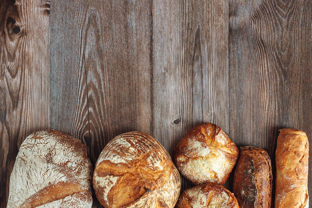 Asortyment pieczonego chleba. Widok z góry z miejscem na tekst - Zdjęcie, obraz