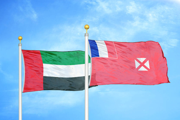 Emiratos Árabes Unidos y Wallis y Futuna dos banderas en asta de bandera - Foto, imagen
