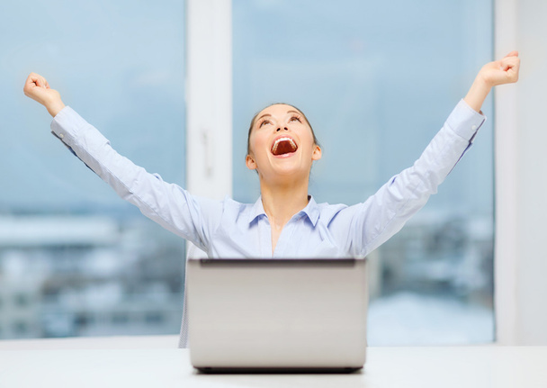 Screaming businesswoman with laptop in office - Foto, Imagen