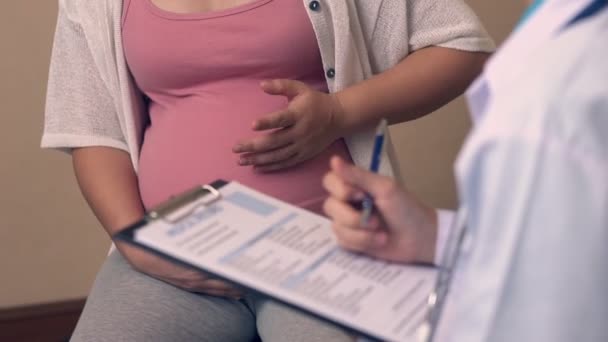 Terhes nő és nőgyógyász orvos a kórházban - Felvétel, videó
