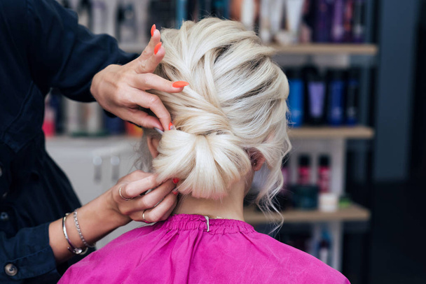 kädet hiukset stylisti tehdä kampauksen blondi tyttö - Valokuva, kuva