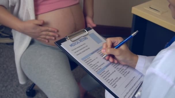 Mujer embarazada y médico ginecólogo en el hospital - Imágenes, Vídeo