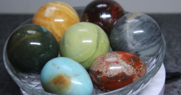 színes gömb alakú ásványi kövek egy csoportban mozog - Felvétel, videó