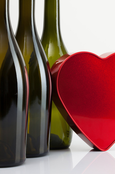 Bottles of wine and red heart - Foto, afbeelding