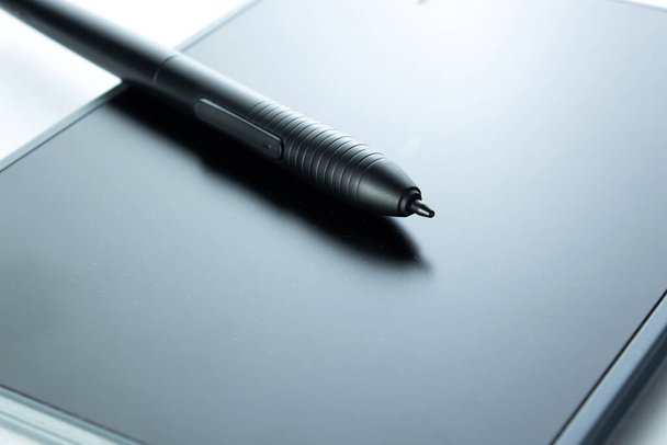 Digitaler Stift liegt auf Grafik-Tablet, digitale Zeichnung - Foto, Bild