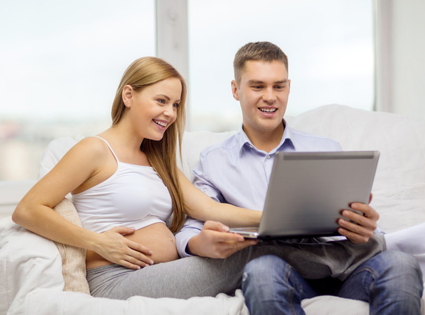 Expecting family with laptop computer - Φωτογραφία, εικόνα