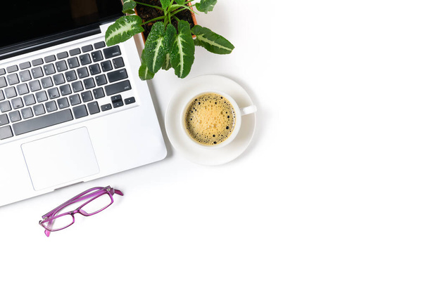 Laptop und Brille mit schwarzem Kaffee auf weißem Hintergrund, Draufsicht und Kopierraum - Foto, Bild